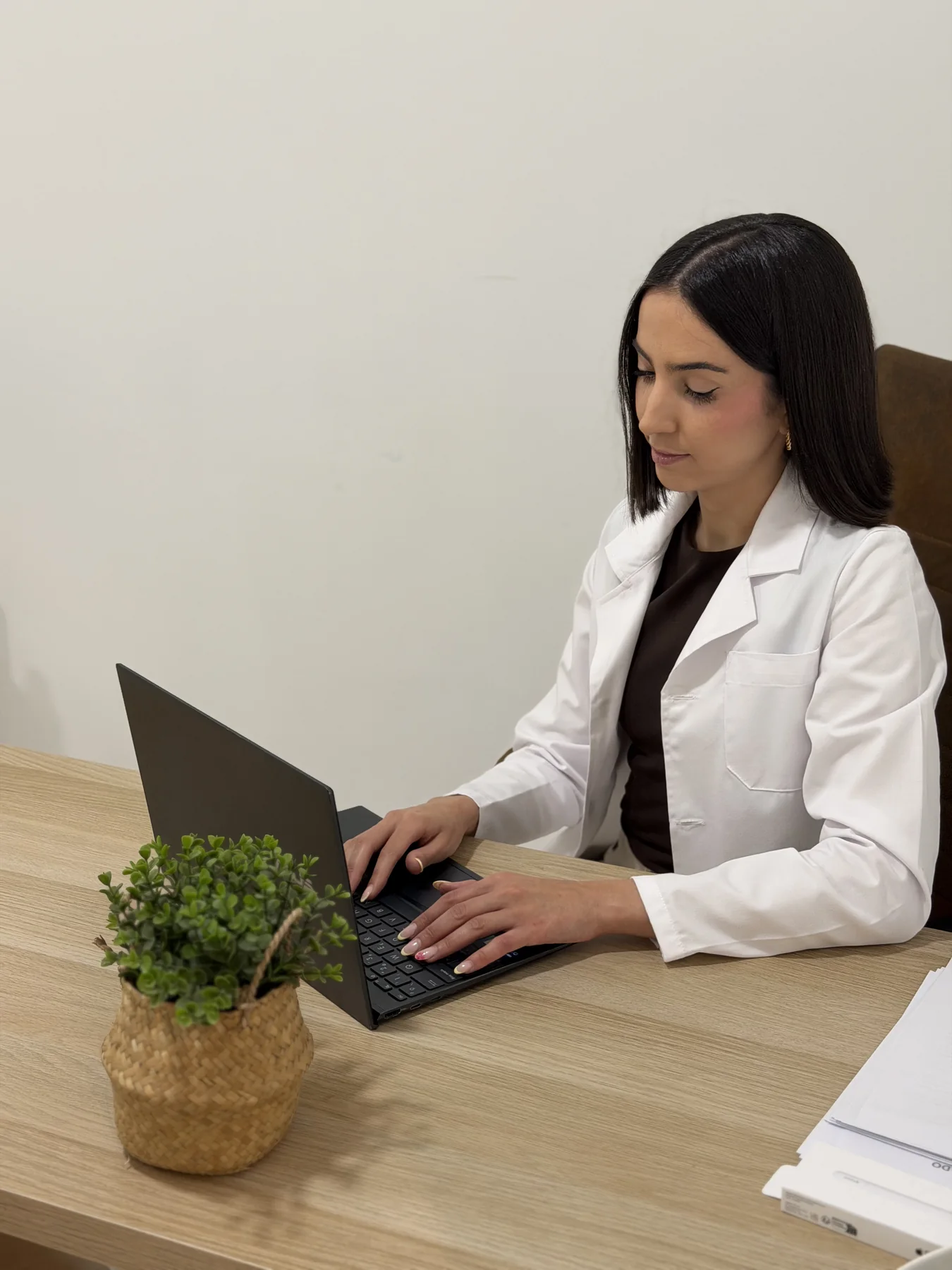Dra. Ana Blasco durante una consulta en Vivaltia